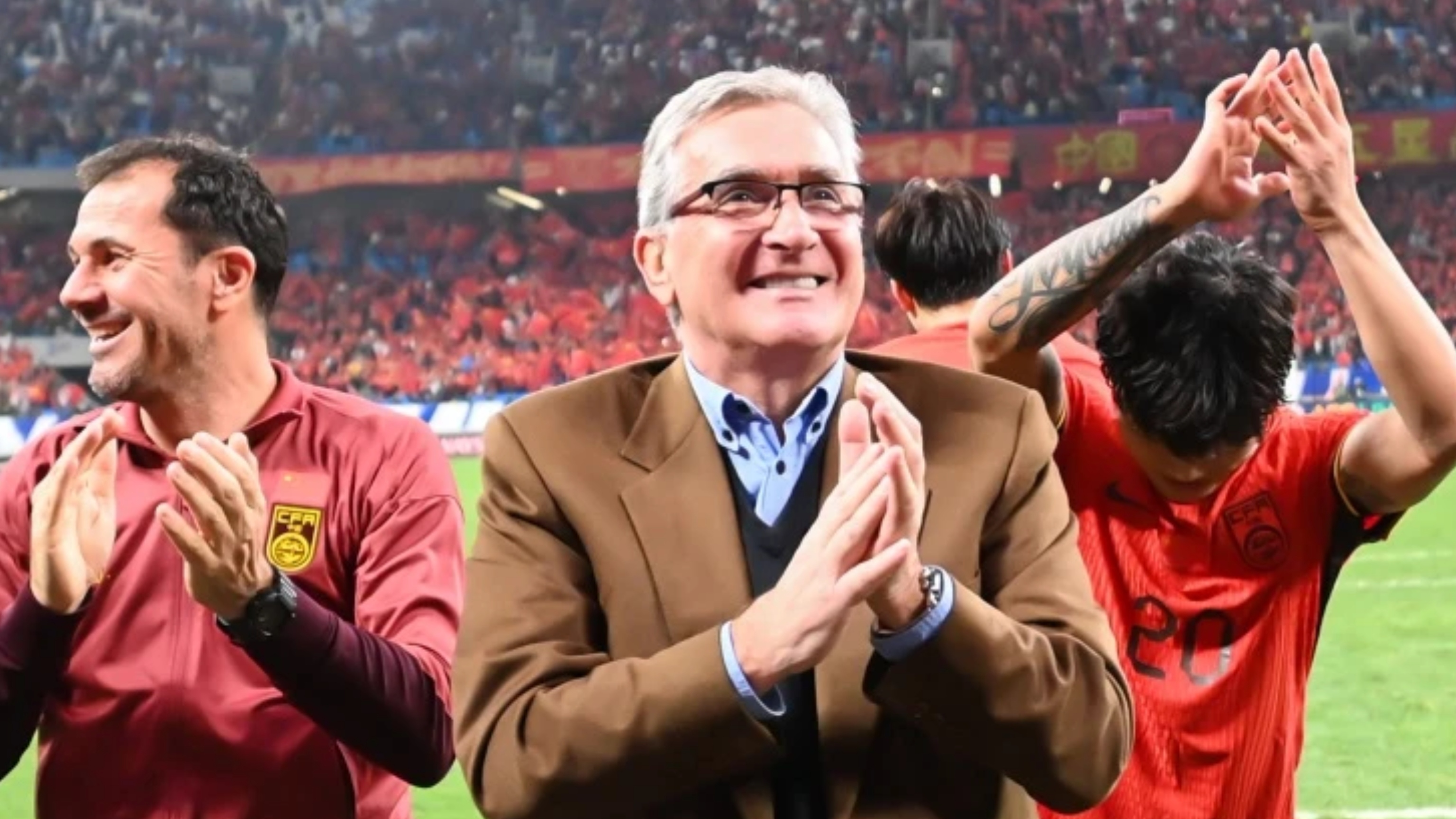 星空体育官网下载入口包含转会期本菲卡备战中超，队长鼓劲细节曝光，媒体盛赞，更衣室氛围转暖的词条